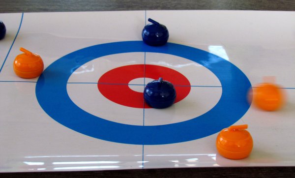 Stolní curling - rozehraná hra